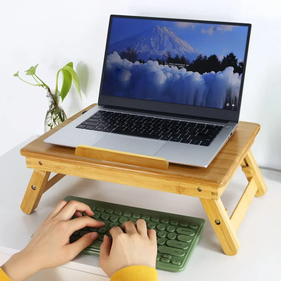 WKWKER Bambou Bureau pour Ordinateur Portable avec Pieds Pliants Surface Inclinable Table De Travail Réglable Ordinateur Portable Stand Bed Plateau pour TV Canapé Étude Ordinateur Ipad Livre(Naturel)