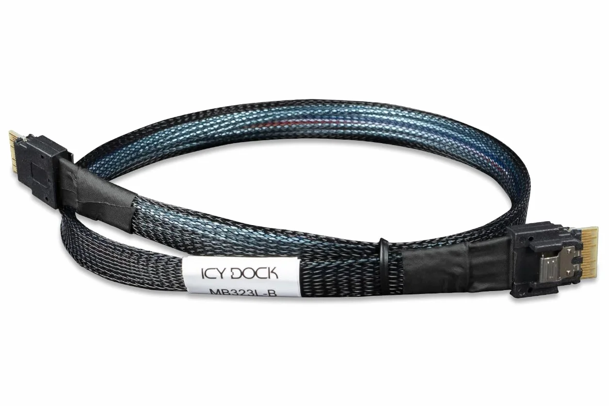 Icy Dock Câble de données - 1 x SlimSAS 4i SFF-8654 vers 1 x SlimSAS 4i SFF-8654- Longueur : 50 cm MB323L-B
