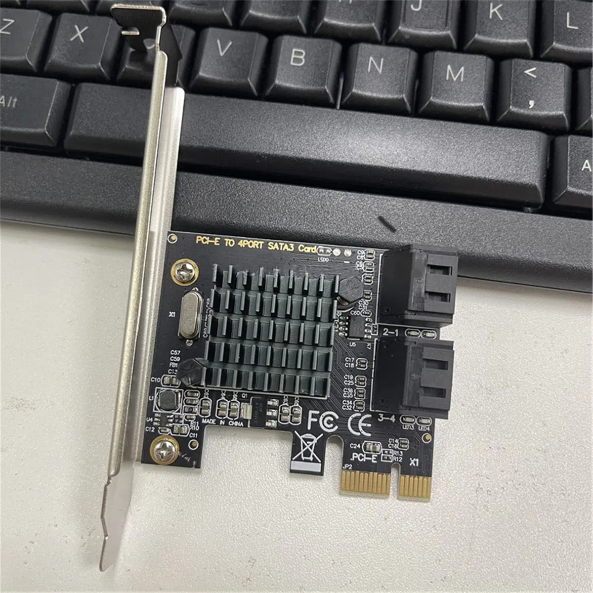 Carte PCIE SATA 4 ports 6 Gbps SATA 3.0 PCIE avec 4 câbles SATA, support et dissipateurs thermiques