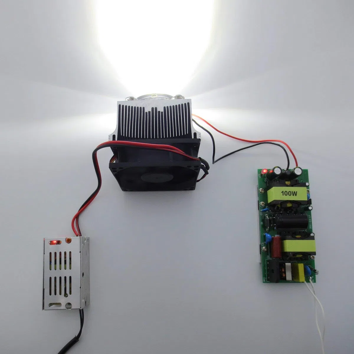 Ventilateur de refroidissement de dissipateur en aluminium + lentille de 44mm 60 degrés pour 50W 100W LED Chip