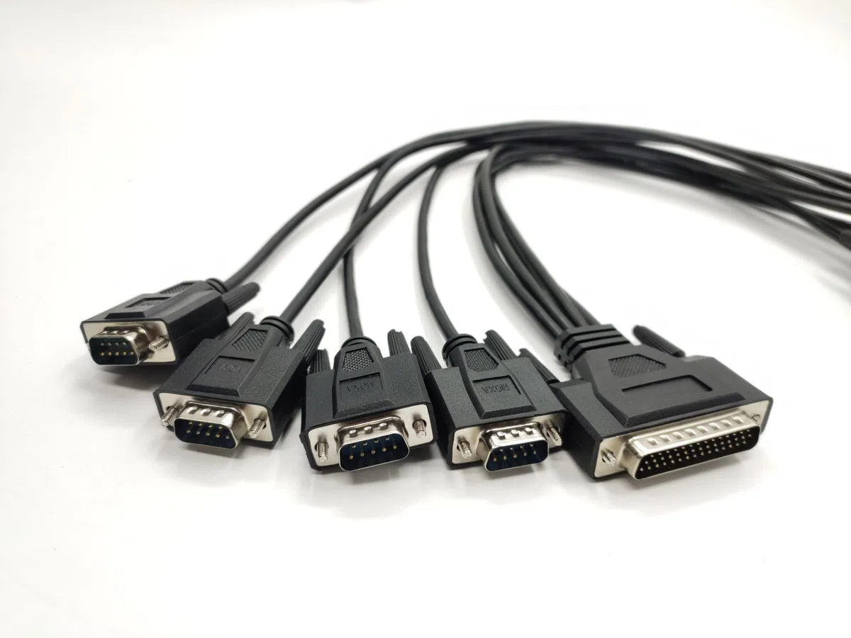 Elecbee DB44 mâle vers 4 X DB9 câble port COM mâle 0,5 m